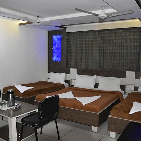 Midtown Hotel Ahmedabad Exterior foto