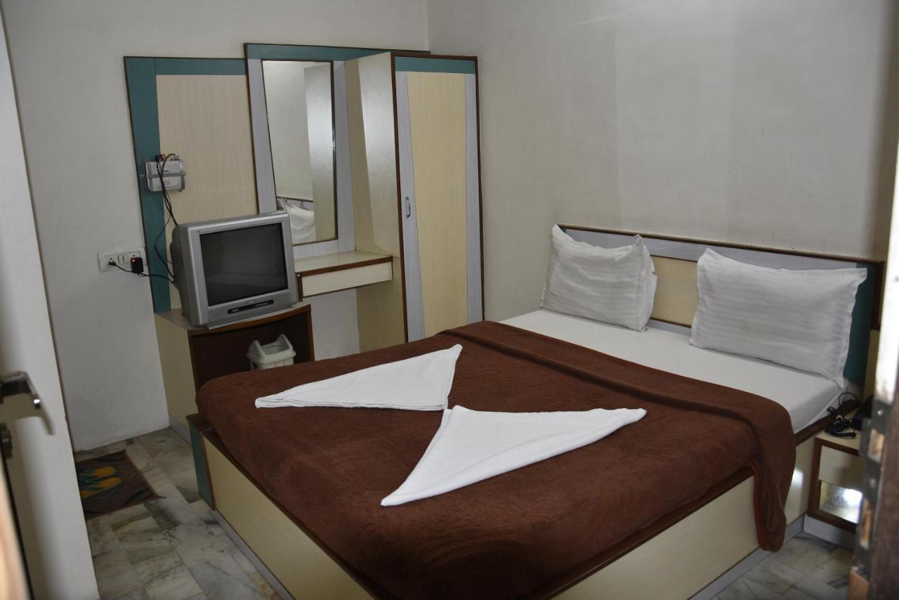 Midtown Hotel Ahmedabad Exterior foto