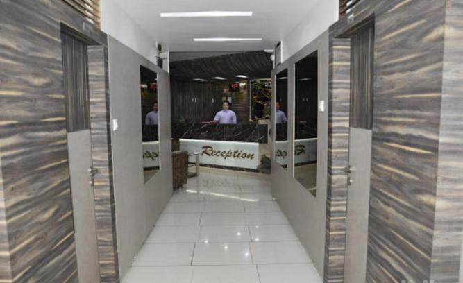 Midtown Hotel Ahmedabad Exterior foto